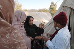 Mara Victoria Echenique explica el tratamiento a las paquistanes. Foto: JUVENAL BALN